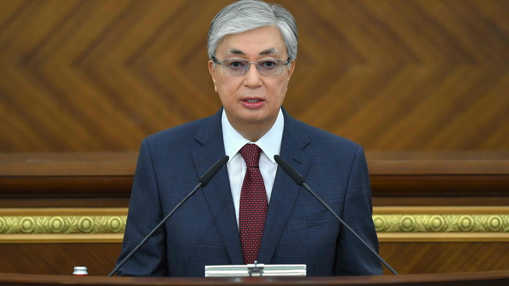 Токаев на казахском и на русском языках поздравил Республику с Новым годом