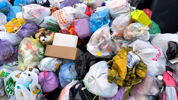 Жители Полевского пожаловались на мусорные завалы на улицах города