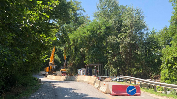 В Сочи продолжается ремонт дороги к Воронцовским пещерам