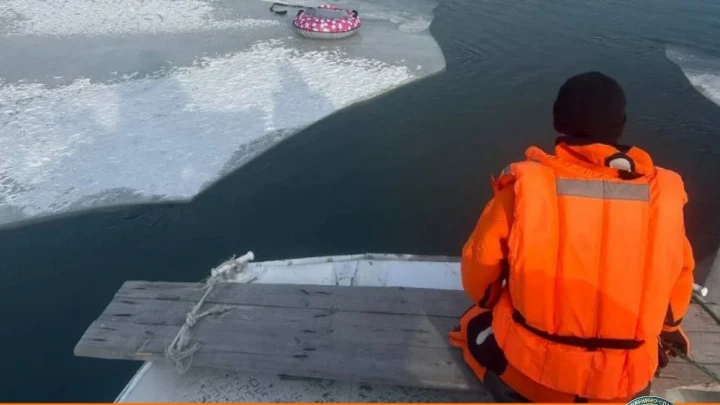 Девочка из Новосибирска каталась на ватрушке и провалилась под лёд