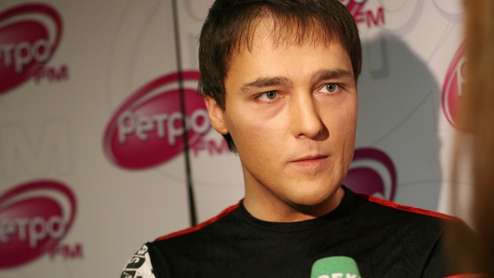 Сотни людей пришли проститься с Юрием Шатуновым в 30-градусную жару – видео