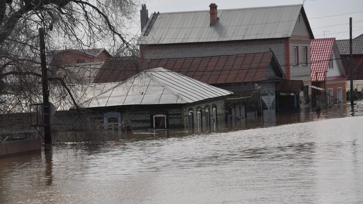 Показавшемуся из воды Орску грозит новый потоп: На границе с Казахстаном прорвало дамбу