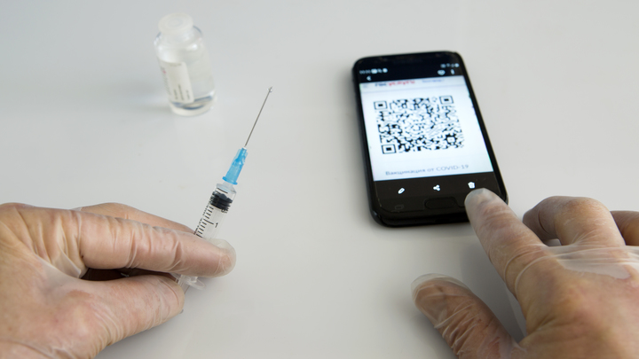 Вход в ТЦ и рестораны остался по QR-кодам: в Самарской области смягчили антиковидные меры