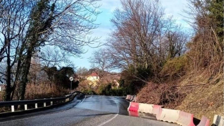 На трассе Джубга — Сочи сошёл оползень