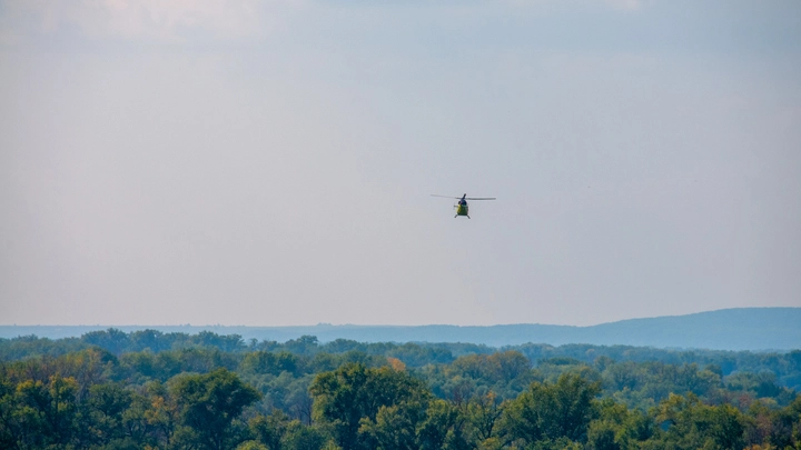 Над Карпинском три дня кружил вертолет