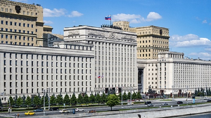 Неадекватный мужчина пытался прорваться с оружием в здание Минобороны в Москве: что известно