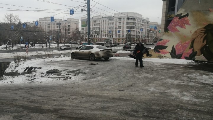 В Челябинске для борьбы с обледенением улиц вывели дополнительную уборочную технику