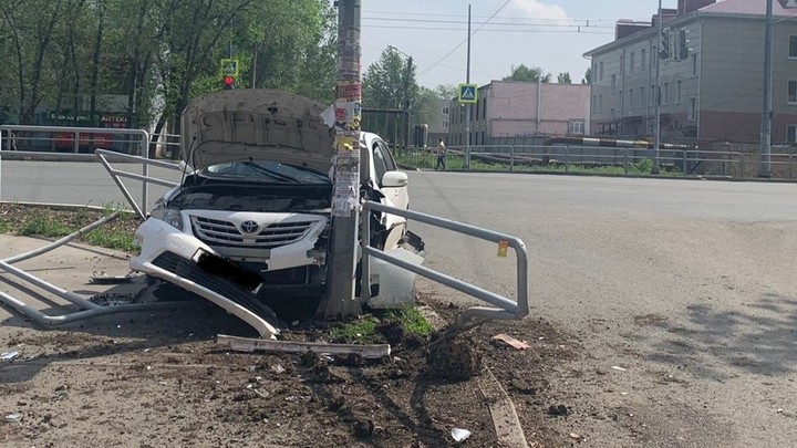 В Самаре Тайота врезалась в ограждение. Кусок металла отлетел в женщину