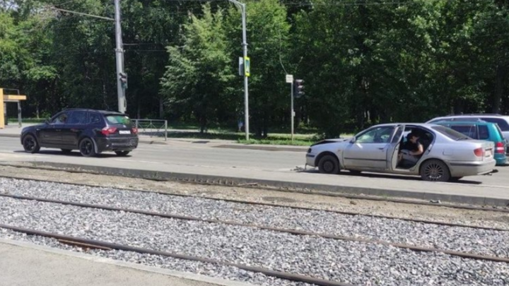 В Новосибирске 7-летняя девочка пострадала в столкновении BMW и Nissan Primera