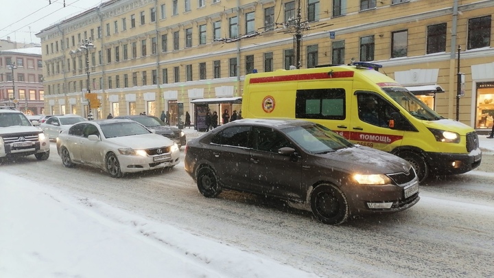 В Петербурге за сутки увезли в больницы 271 человека с COVID