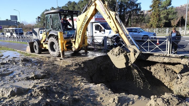 После аварии на водопроводе Сочи в дома жителей двух районов вернется вода