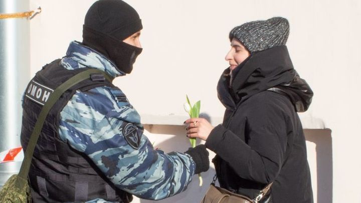 ОМОН в Санкт-Петербурге решил поздравить женщин с 8 марта