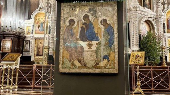 Известную на весь мир икону Святой Троицы установили в храме Христа Спасителя