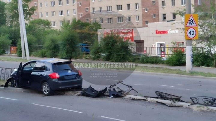 Водитель на Toyota уничтожил заборчик на улице Бабушкина в Чите