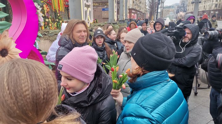 Стас Михайлов с песнями, Дмитрий Маликов с цветами: москвичек на улицах поздравили с 8 марта