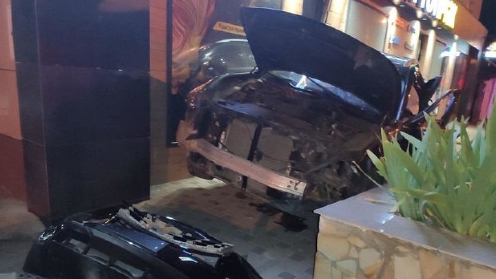 Водитель Infiniti, врезавшийся в магазин в центре Краснодара, был пьян