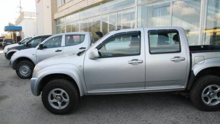 Депутаты Заксобрания Новосибирской области отправили на СВО пять пикапов Mitsubishi L200 и Isuzu