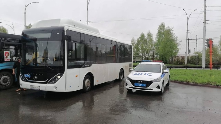 Водитель автобуса в Кемерове наказан за разговоры по телефону во время движения