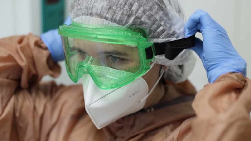 коронавирус в комсомольске на амуре. статистика азаболевавших короновирус ом. статистика коронавируса в комсомольске на амуре. пандемия коронавируса. люди в масках в поликлинике.