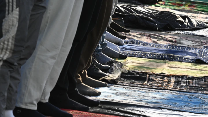 Методичная разведка боем: в московском парке Зарядье группа мужчин совершила коллективный намаз