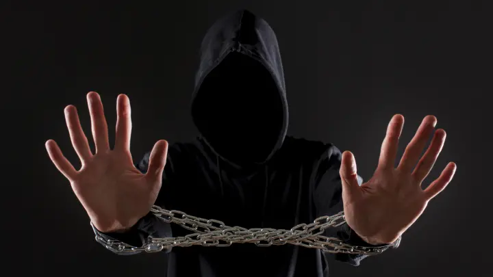 Приметы диаспоры. Домашний арест просила защита подростку-мигранту за нападение с ножом на охранников и полицию