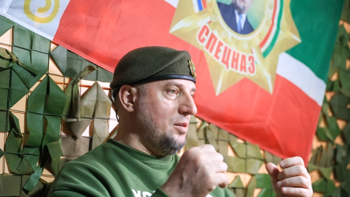 Девиз спецназа АХМАТ написали в центре Сум