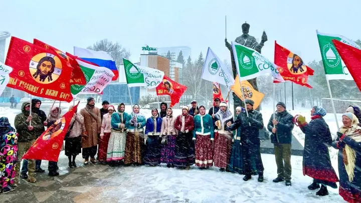 Участников всё больше: Пасхальная звонница проехала по Новосибирску в шестой раз