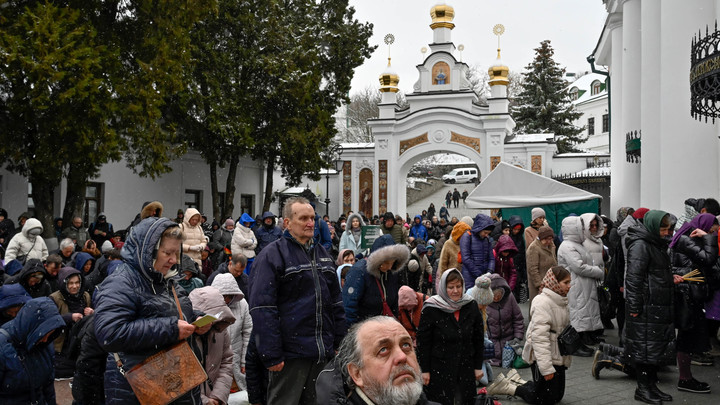 Комиссию чиновников взяли в кольцо: Что происходит сейчас в Киево-Печерской Лавре