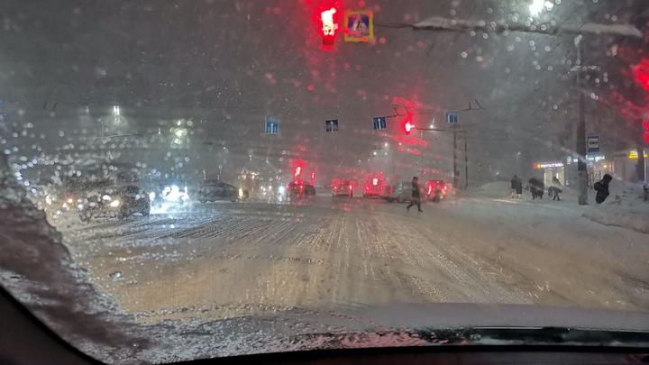 Жители Подмосковья приняли ледяной дождь на лобовых стеклах машин за реагенты
