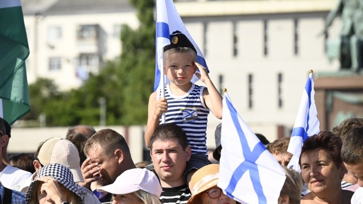 Обход боевых кораблей, морской бой и праздничный концерт: как в Новороссийске отмечают день ВМФ