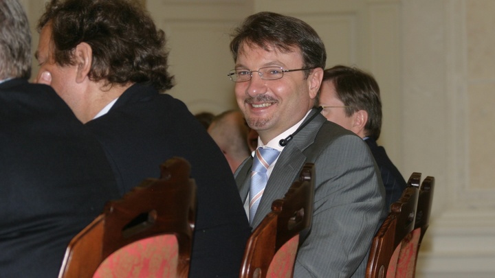 Платят родители, а кушает Греф: Зачем Сбер заграбастал детские ладошки