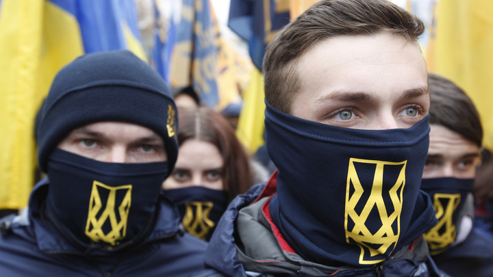 Укронацисты взялись за женщин: Молодых украинок превращают в матерых карателей