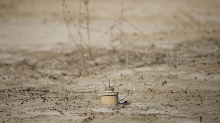 Новые пытки для пленных русских: марш-бросок на минное поле. Дойдёшь - свободен