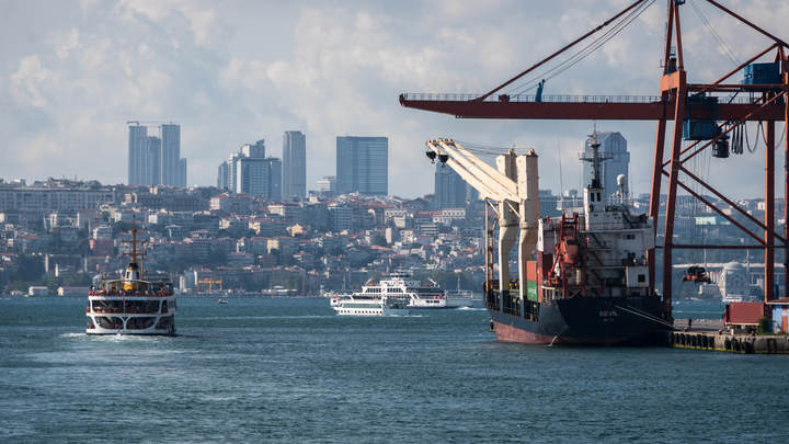Моряки из-за долга застряли в Турции. Им не помогли - дочка Сбера лишь скупила подешевевший флот