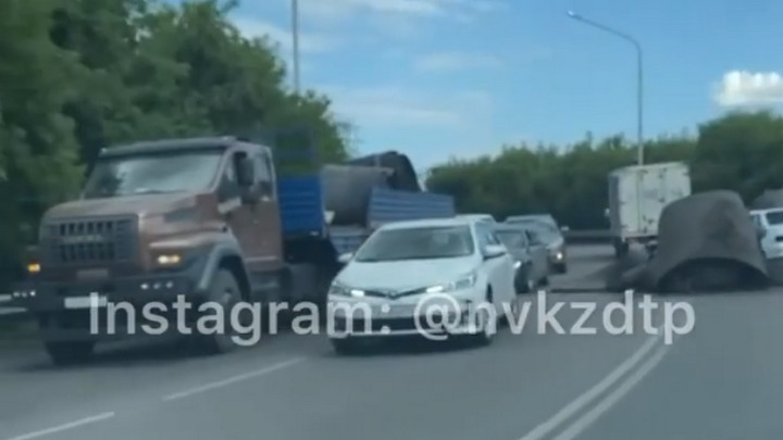 Грузовик потерял на дороге груз и устроил ДТП