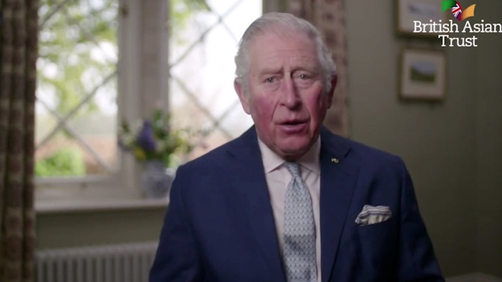 В короля Карла III бросили яйца во время прогулки с женой Камиллой