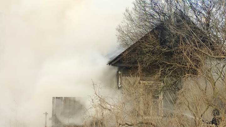Пожарные спасли четырёхквартирный барак в Карымском