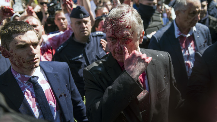 Облитый 9 мая красной краской посол России в Польше указал на виновников нападения