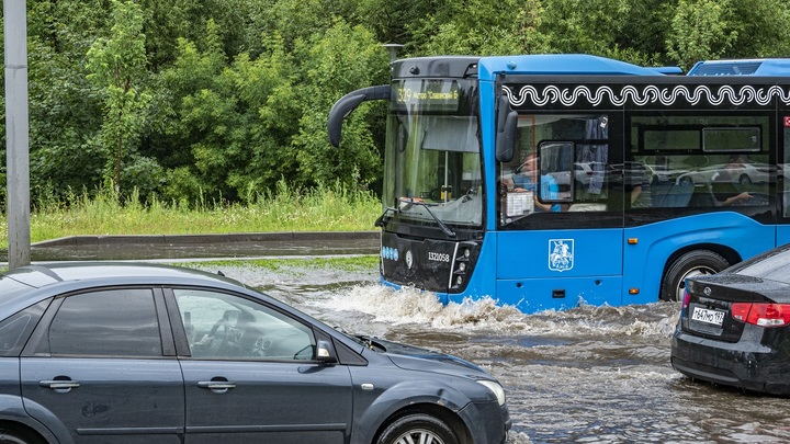 Пассажирский автобус с людьми ушёл под воду из-за мощного ливня в Москве