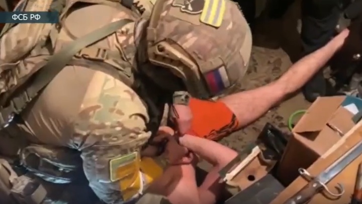 Появилось видео задержания подозреваемого в терроризме жителя Читы