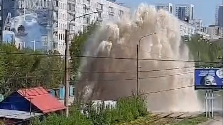 На Гусинобродском шоссе в Новосибирске забил коммунальный фонтан