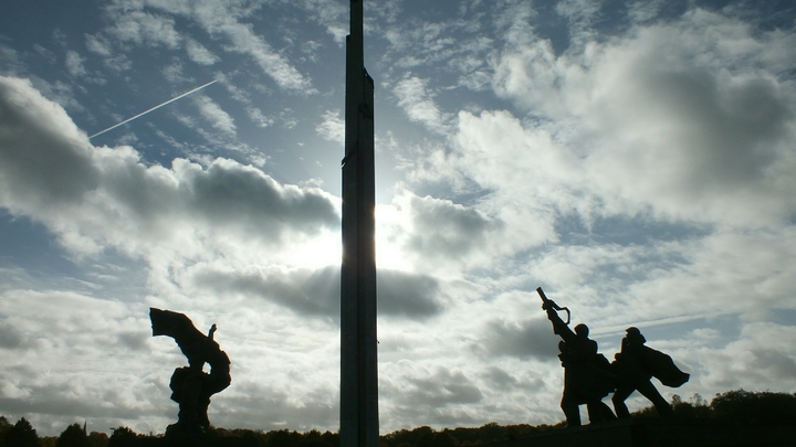 В Латвии возбудили уголовные дела на горожан, которые пришли к советскому памятнику в Риге