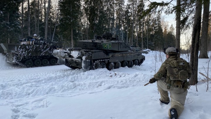 Британский танк утонул в грязи страны 404. Во время показательной демонстрации