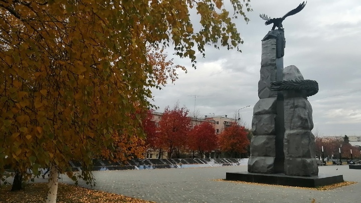 В Италии установили 3,5-метровый памятник-кость в честь курганского доктора
