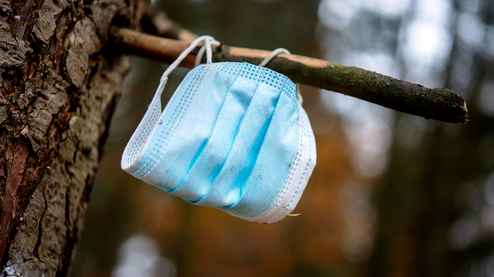 Врач призвал не радоваться падению масочного режима