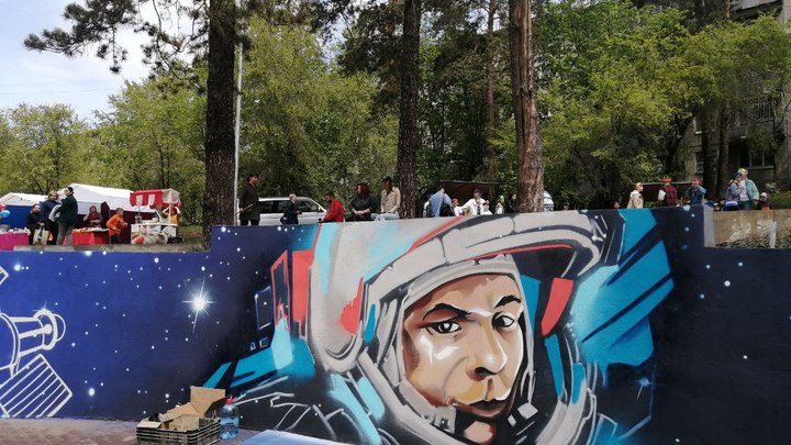 Портрет первого космонавта Гагарина появился в парке Читы ко Дню защиты детей