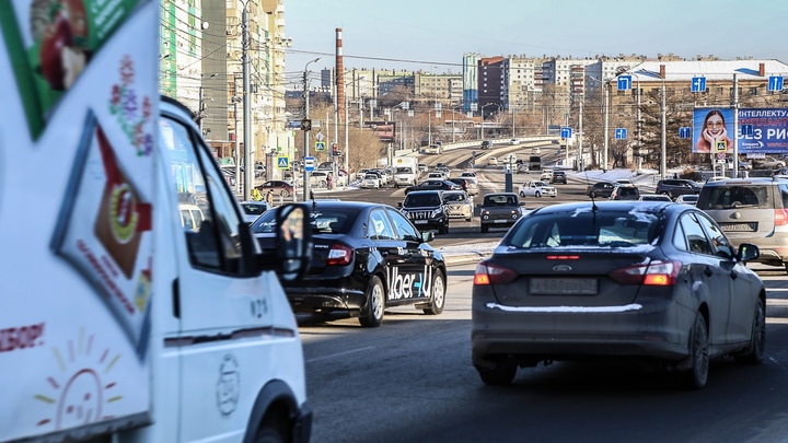 Самарцы встали в пробке на Южном мосту из-за аварии с автобусом