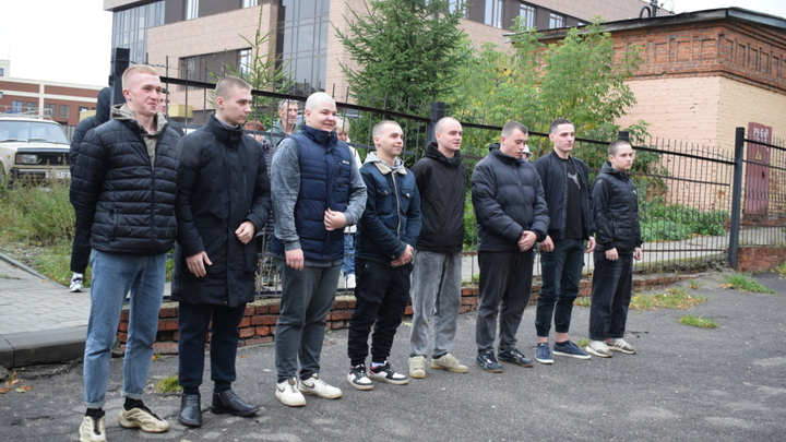 В Иванове отправили в армию первую группу осенних призывников