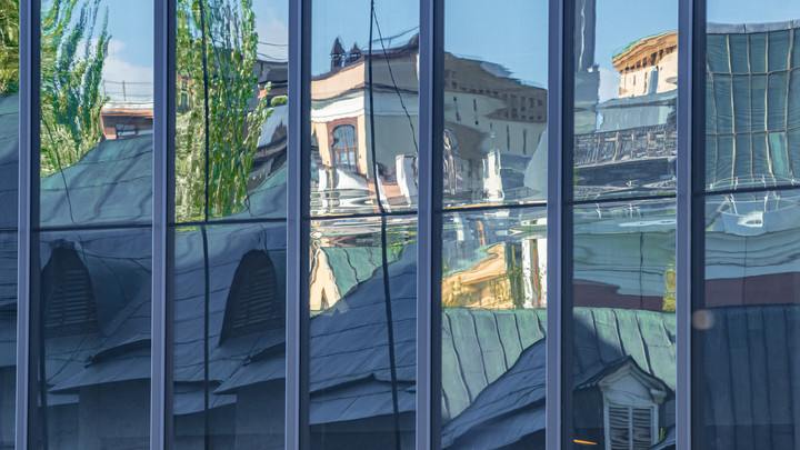 У меня ни одна конечность не сломана: На Урале девушка выжила после падения с 18-го этажа во время мытья окон