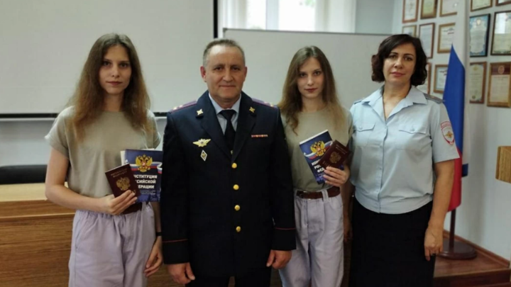 Сёстры-близняшки из ДНР получили русские паспорта в Новосибирске